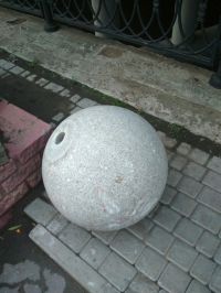 Гранитный шар лежит неподалеку от постамента