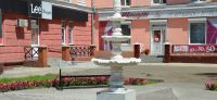 Посреди скверика горделиво возвышается скульптура из белого камня