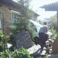 Жители Шипунова осматривают "пришельца"