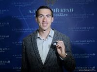 Легкоатлет с «фирменным» значком Алтайского края