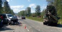 Иномарку выбросило с дороги после "встречи" с бетономешалкой