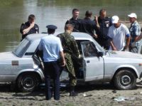 Полиция извлекает тело мужчины