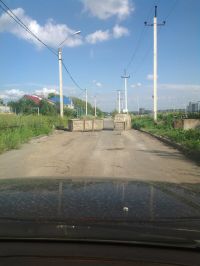Железобетонные блоки мешают проезду