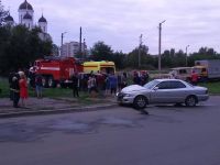"ВАЗ" встал на бок после столкновения с иномаркой