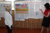 Ирина Акимова изучает информационный стенд