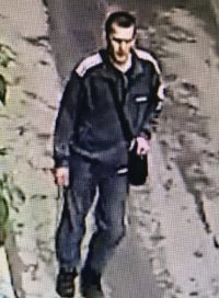 Мужчина покидает место преступления