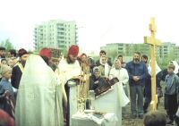 В 1995 году на месте будущего храма прошла служба