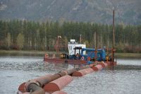 Земснаряд откачивает ил с центра озера