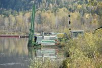 На расчистке озера задействовано множество единиц техники