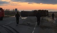 Спасатели и очевидцы на месте аварии
