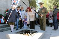 Бийчане бросают мелочь в Вечный огонь