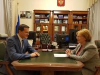Даниил Бессарабов о чем-то увлеченно рассказывает министру