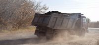 «КамАЗ» с глиной торопится скрыться