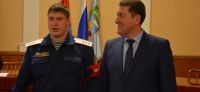 Сергей Дугин чествует отличившегося дружинника