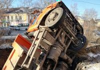 Провалившийся грузовик