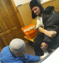 Медики оказывают пострадавшему помощь