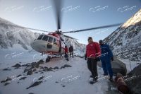 Волонтерам приходилось собирать и грузить мусор в готовый к экстренному взлету вертолет
