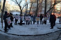 На пикет вышло более десятка человек