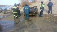 Сотрудники МЧС вызволяют один из утопленных автомобилей