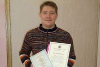 Андрей Миронов со свидетельством о рождении дочери