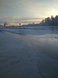 Рельсы буквально ушли под лед