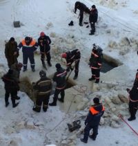 Спасатели работают на месте происшествия