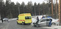 Водителю оказывают помощь