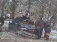 Спасатели извлекают пострадавшего