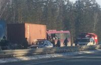 На месте аварии работают спасатели и полицейские