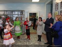 На участке в Барнауле, где голосовал Александр Карлин, выступали творческие коллективы