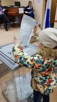 Мария Прусакова доверила ребенку опустить бюллетень в урну