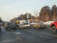Столкнувшиеся лоб в лоб авто серьезно пострадали