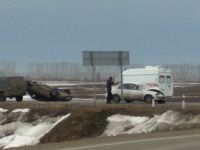 Пострадавшим помогают выбраться из авто