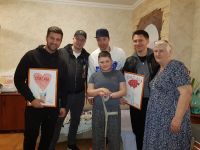 Именитые гости с Яковом Любченко и его бабушкой