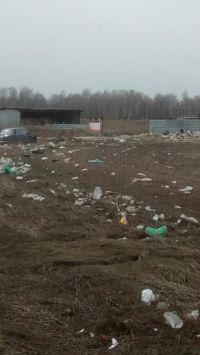 За воротами значительная часть территории покрыта мусором