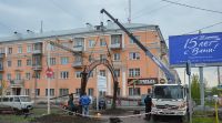 Неподалеку расположен рекламный щит и пивная