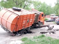 Застрявший мусоровоз
