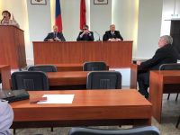В зале было много пустых мест