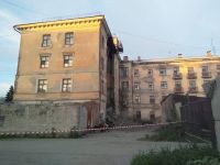 Периметр уже огорожен сигнальными лентами