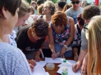 Люди выстраивались в очередь, чтобы подписать резолюцию