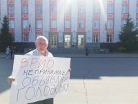 Виктор Рау с плакатом в начале голодовки