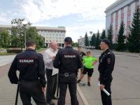 К голодающему оппозиционеру подошла полиция и потребовала объяснений