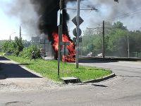 Водитель вполне спокойно прохаживается рядом