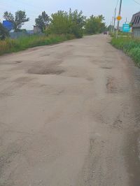 Просыпанная асфальтовой крошкой дорога