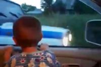 Мальчик ждет родителей