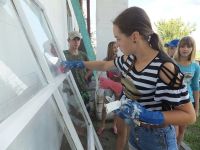 Школьники помогают взрослым в ремонте