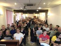 На встречу пришли десятки человек из либеральной тусовки