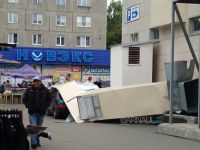 Вентиляционный канал «накрыл» автомобиль