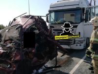 Смятое грузовиком авто