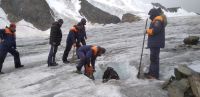 Специалисты извлекают тело погибшего из льда